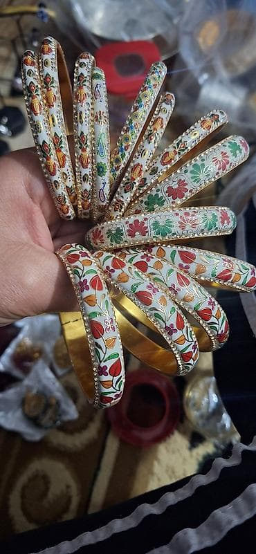 Наручные часы: Bəzək dəsti – müxtəlif üslubda əl işləri Tərkib: - Dəniz — 2