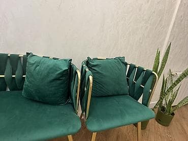 kafe divani: Yaşıl məxməri yumşaq oturacaq dəsti – 1 üçlü skamya + 2 tək oturacaq — 3