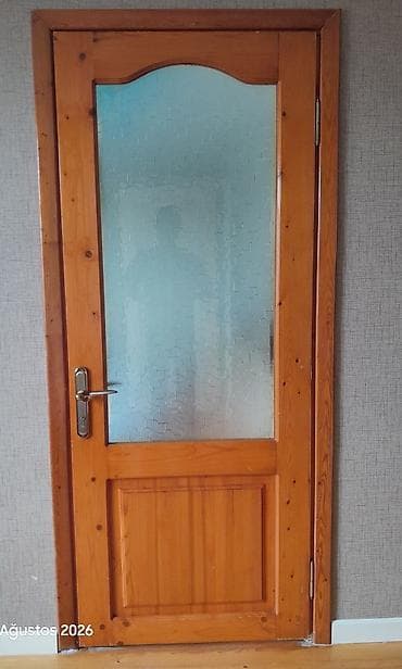 taxda qapi: 2 ədəd şüşəli taxta iç qapı
 
Ölçü: 90×2.10 — 1