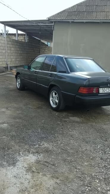 7 yerlik avtomobillər: Mercedes-Benz sedan - Korpus: qara rəng, klassik W201/W124 üslubunda — 1