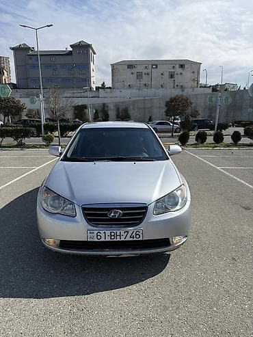 tesla model 3: Hyundai Elantra sedan – gümüşü rəng, Azərbaycan nömrə nişanı — 2