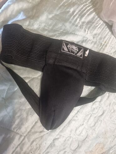 Venum brendinə məxsus qara rəngli qasıq qoruyucusu, döyüş idmanları