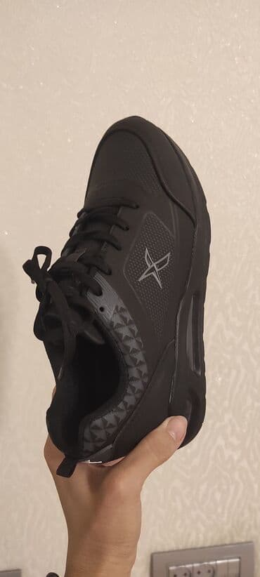 бу вещи: Qara rəngli orijinal Kinetix brendinin qaçış ayaqqabısı.Unisexdir — 4