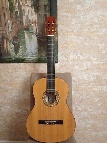 Klassik akustik gitara - Korpus: tam ölçülü klassik forma, ağac üst