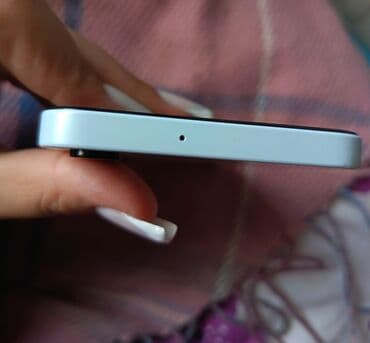 Çəngəllər: Dizaynı ilə diqqət çəkən bu smartfon, mavi rəngli ekrana malikdir və — 4