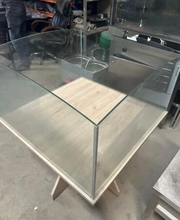 mağaza vitrinləri: Bu vitrin şüşə və taxta materialların birləşməsindən hazırlanmışdır — 1