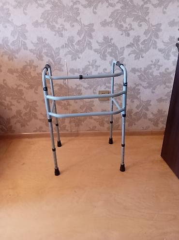 Gəzinti üçün alüminium “walker” (dəstək çərçivəsi).heç bir