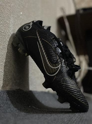 nike ayakkabı: Məhsul: Futbol butsaları (qazon üçün) Təsvir: - Rəng: Qara, qızılı və — 1