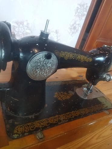 antik pullar: Məhsul: Mexaniki tikiş maşını (köhnə model, dekorativ işləmələr ilə) — 4