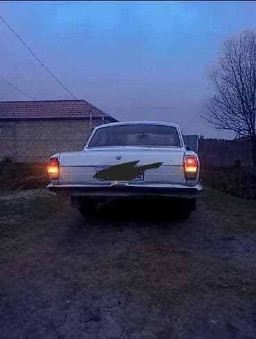 avtomobil vaz: QAZ-24 “Volqa” sedan - Kuzov: 4 qapılı sedan, ağ rəng - Ön hissə — 3