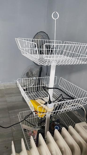 Rəflər, etajerkalar: Dördmərtəbəli metal tel səbət stendi - Material: toz boyalı polad, ağ — 1