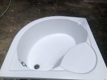 duş altlığı: Ağ rəngdə, künc formalı vanna otağı üçün akril duş altlığı. Bu model — 3
