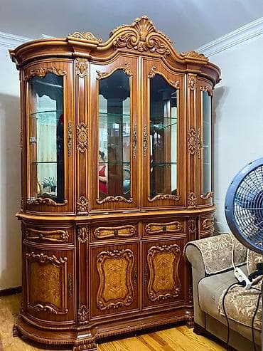 Klassik üslubda vitrin-bufet - Material: Təbii ağac əsaslı