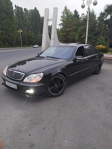 Mercedes-Benz S-Class (W220) sedan – qara rəng, klassik lüks və