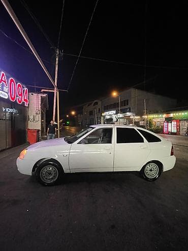 raf satilir: Ağ rəngli Lada Priora sedan. Avtomobilin кузов görnüşü sedan — 8