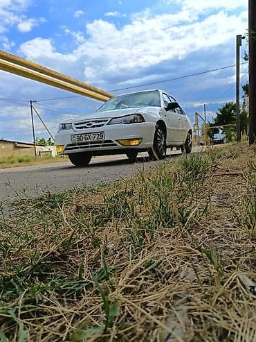 Model: Daewoo Nexia (sedan), ağ rəng Kuzov: 4 qapı, arxa spoyler