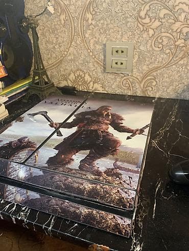 ariston 2 ci el: Assassin’s Creed Valhalla temalı PlayStation 4 fat oyun konsolu seti — 1