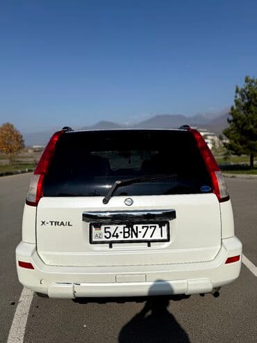 on suse: Nissan X-Trail, ağ rəngli, 5 qapılı SUV. Əsas xüsusiyyətlər: - Geniş — 5