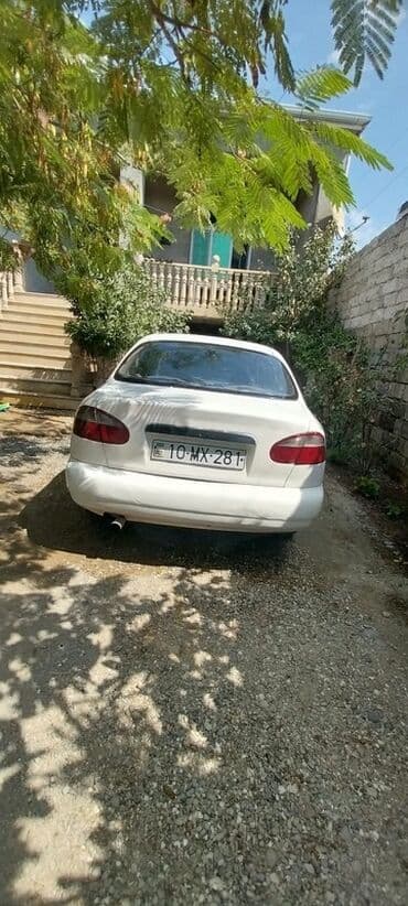 niva 4 qapi: Ağ rəngli 4 qapılı sedan - Korpus: kompakt sedan kuzovu, ağ rəng — 4