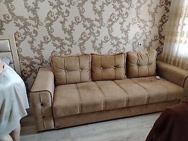 Bej rəngli, yumşaq süet/parça dəri toxumalı geniş divan. - Klassik