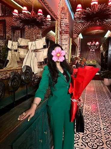 Qadınlar üçün zümrüd-yaşıl rəngli iki hissəli kostyum Cəmi 1 dəfə