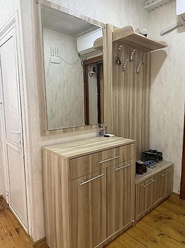Dəhliz üçün mebel 450 azn-ə alınıb səliqəli vəziyyətdədir 200 azn-ə