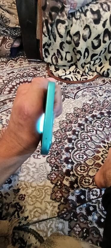 Satılır: yaşıl rəngli smartfon Xüsusiyyətlər: - Korpus: düz kənarlı — 4