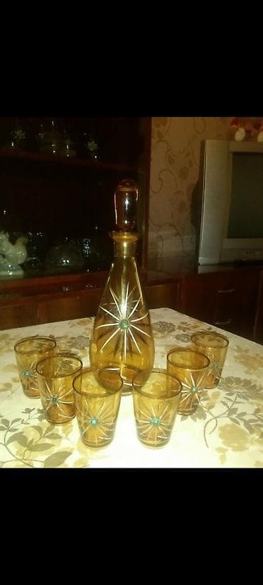 - Qədimi üslublu şüşə likyor dəsti: 1 qapaqlı karaf və 6 stəkan. Bal