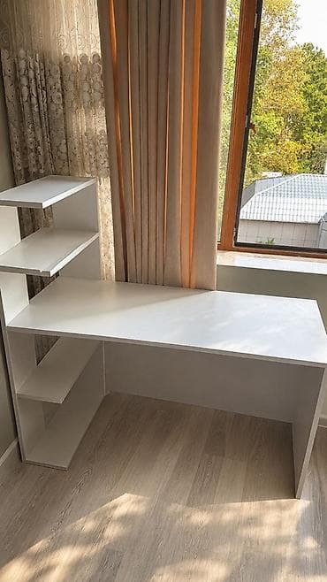 Sifarişlə ev mebeli: Ağ rəngli L formalı iş/stolüstü masa - Müasir, minimal dizayn - Sağ — 1