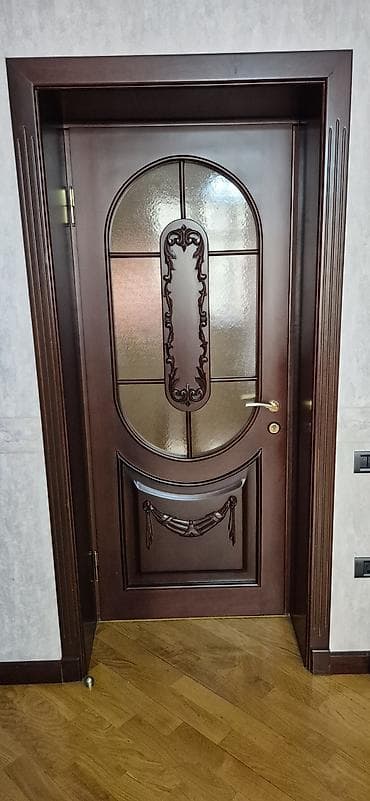 Taxta qapılar, üzərində əl işi bəzək ilə.Qonaq otağı, yataq otağı