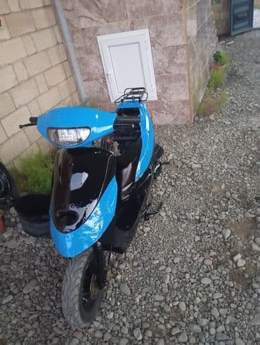 Skuter – mavi/qara rəngdə, şəhər içi qısa məsafələr üçün ideal kompakt