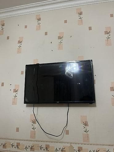 shivaki 82 ekran: Divarda quraşdırılmış qara rəngli televizor. Bu cihaz müasir ev və ya — 3