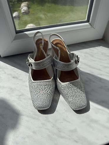 qumuş: Parlaq daşlarla bəzədilmiş qadın ayaqqabısı - Model: Açıq dabanlı — 2