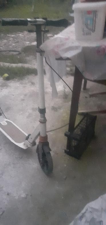 met: Məhsul: Şəhər tipli ayaqlı skuter Xüsusiyyətlər: - Konstruksiya — 1