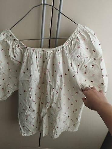 ağ kupalnik: Açıq krem rəngli, xırda albalı naxışlı qadın bluzası — 1