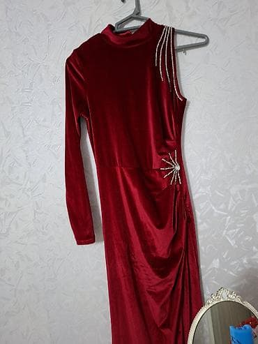 Qırmızı məxməri gecə/libas. - Material: yumşaq məxmər, bədənə