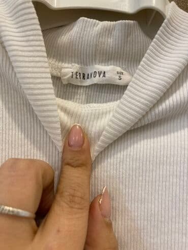 женские футболки и майки в полоску: Qadın geyimləri 3 azn her biri 1) Açıq boz rəngli qısaqol bluz: - — 6