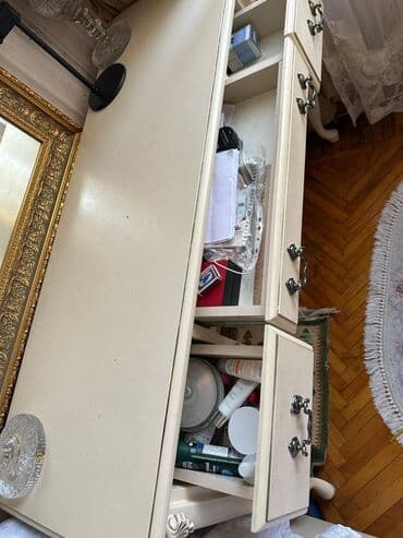 ders masaları: Ağ rəngli, klassik üslubda, dörd çekmeceli və bir qapalı bölməsi olan — 3