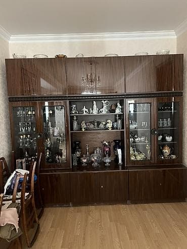 kamp stul: Klassik üslubda iri ölçülü vitrin-divan mebeli - Material: parlaq — 1