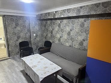 i̇kinci el: 3otaqlı studiya tipli mənzil/interyer. - Zal-hissə: divan, 2 ədəd — 2