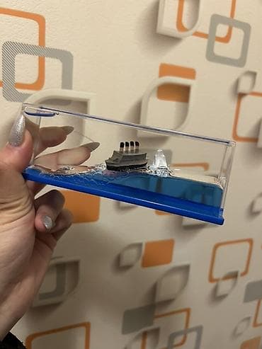ceyran derisi: Masa üstü dekor – su ilə dolu şəffaf akril paneldə gəmi maketi - — 2