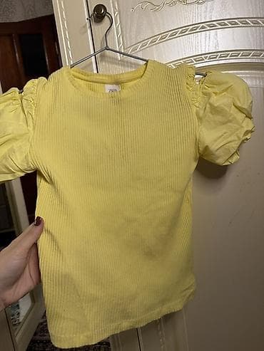 - Rəng: açıq sarı - Dizayn: ön və arxa hissə nazik şaquli qabarlı