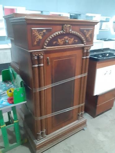 Komodlar: Klassik üslubda bəzədilmiş taxta komod/şkaf - Material: təbii ağac — 1