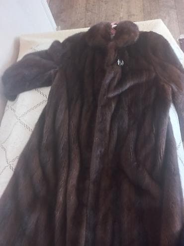 Qəhvəyi rəngli uzun kürk palto - Klassik dizayn: düz kəsim, dizdən