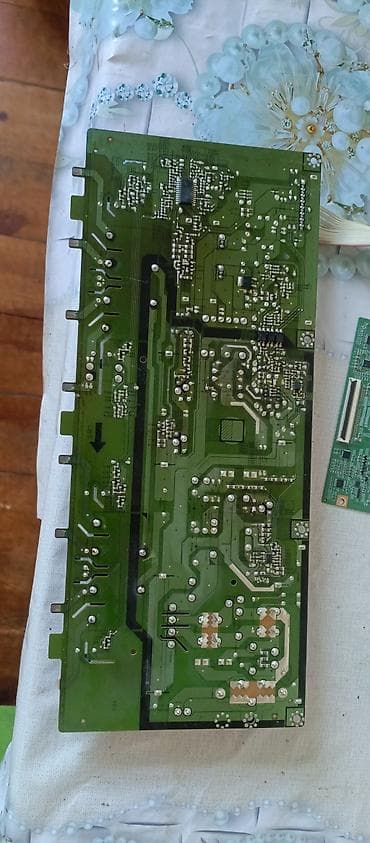 Digər ehtiyat hissələri: TV elektronika plataları dəsti SAMSUNG Tərkib: - Güc bloku (power — 4