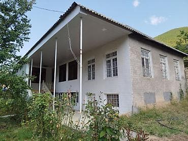 Həyətyanı sahəsi genişdir, sakit məhəllədə yerləşir, ətrafı təbiət və