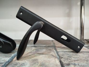 Qapı dəstəyi və tünd rəngli üzlük dəsti - Material: möhkəm metal