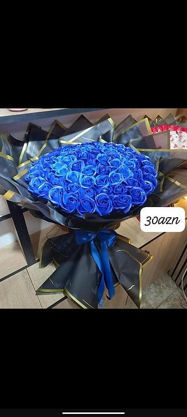 Mavi güllərdən buket - Parlaq mavi tonlarda dekorativ gül