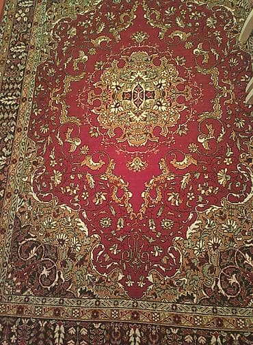 Qırmızı rəng tonlarında klassik naxışlı xalça - Zəngin tünd-qırmızı