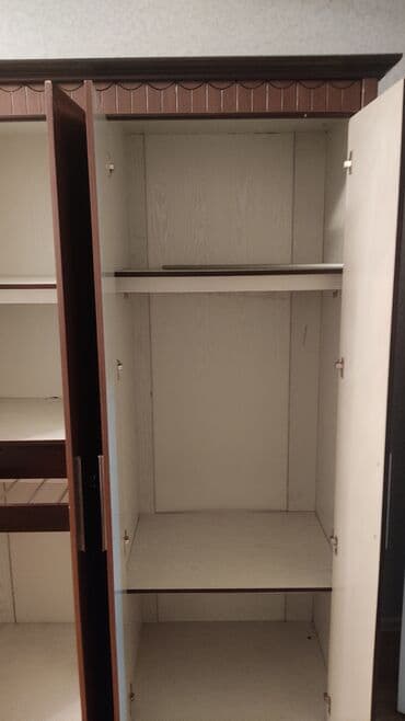 Masalar və oturacaqlar: Açılan, 4 qapılı Düz dolab, Qarderob, paltar dolabı — 4